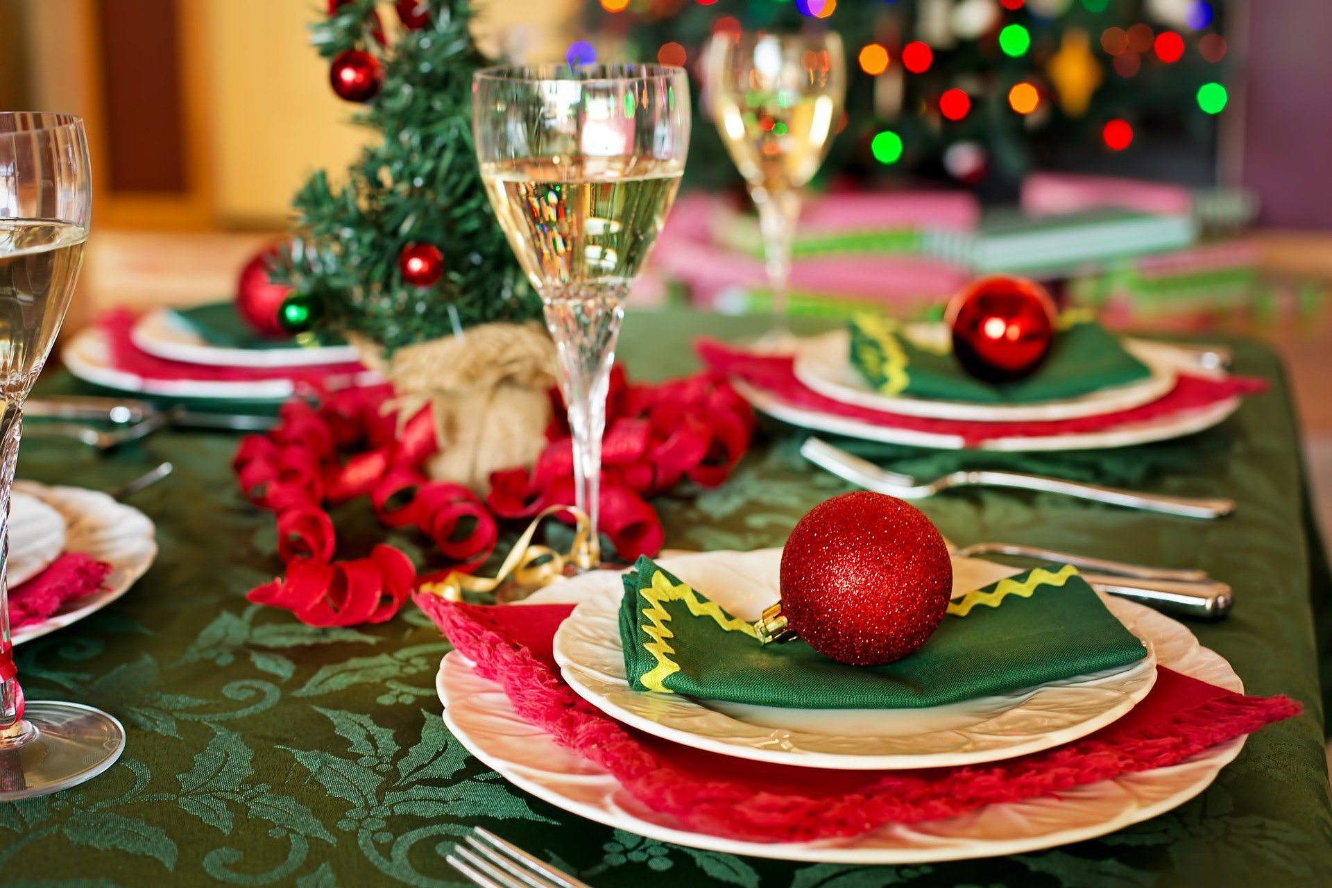 pixabay-christmas-table-1909796_1920-CC0